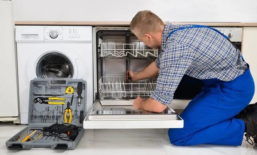 Yenimahalle Vaillant servisi teknisyen ekibi beyaz eşya tamiri yaparken